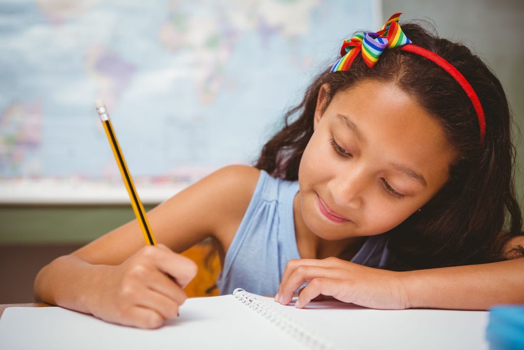 Si mon enfant aime la lecture… sera-t-il meilleur en écriture? | Article de blogue de Kaleido