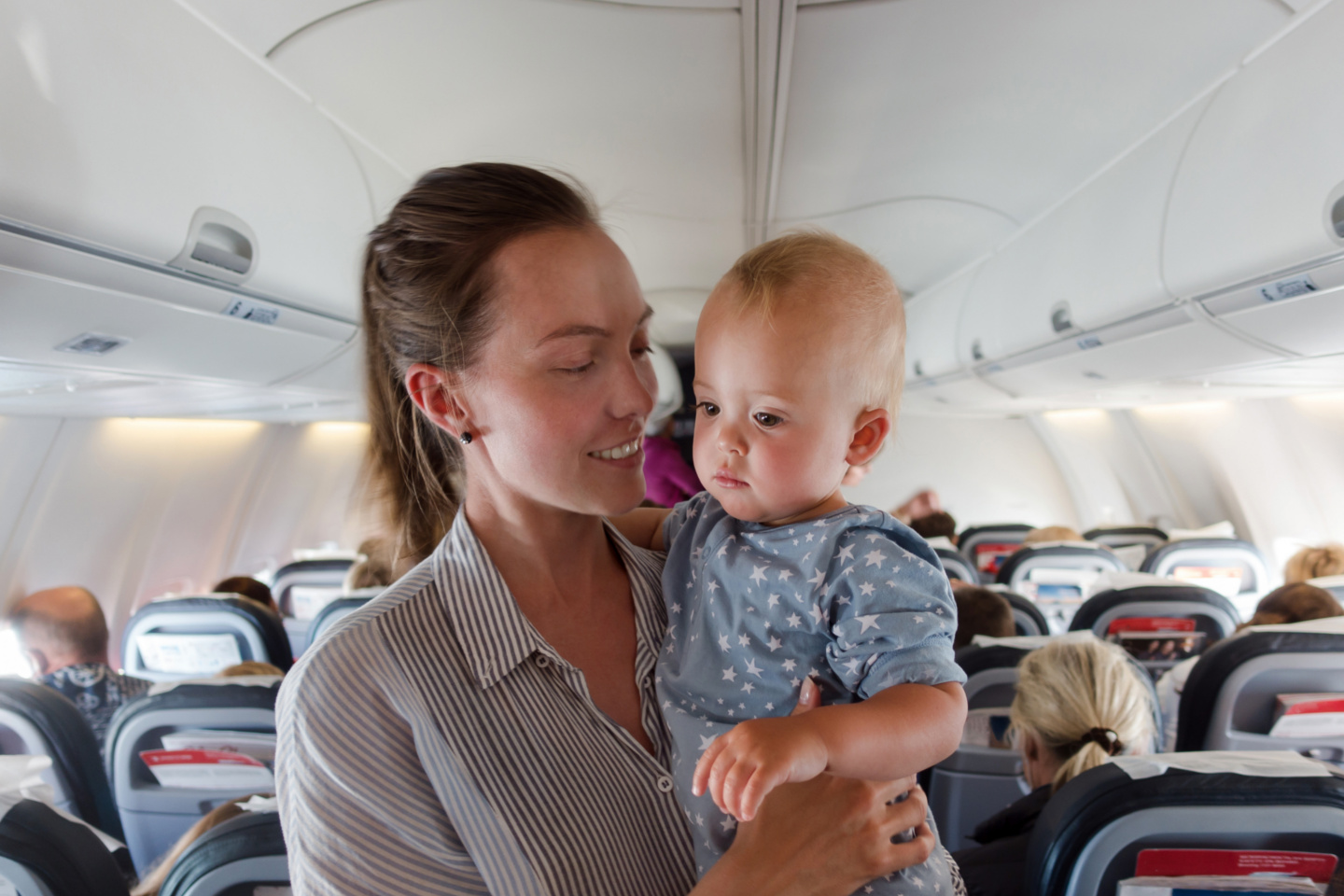 Voyager en avion en famille : comment vous faciliter la vie | Article de blogue de Kaleido