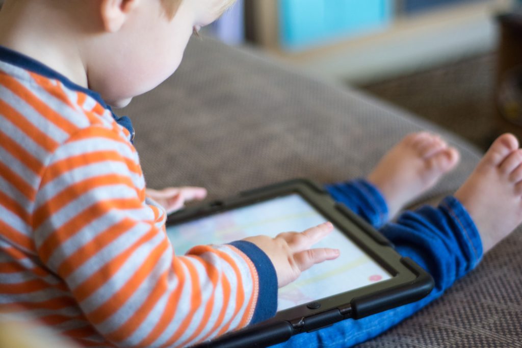 Bébé devant les écrans : quels sont les effets? | Article de blogue de Kaleido