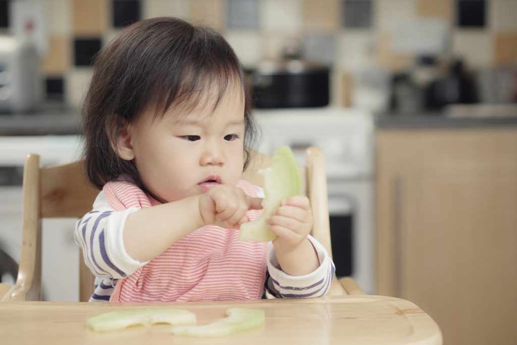 Alimentation autonome de l'enfant : par quoi commencer | Article de blogue de Kaleido