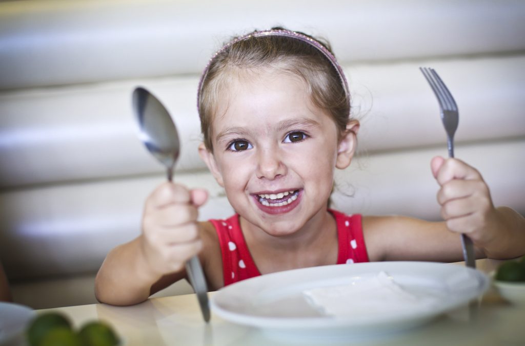 Pourquoi mon enfant bouge-t-il autant à l’heure des repas? | Article de blogue de Kaleido